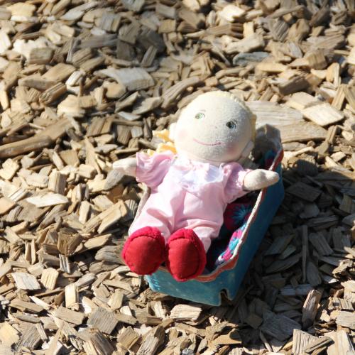 Puppe im Waldkindergarten